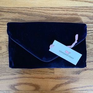 vineyard vines clutch - like new